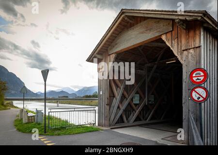 L'Alte Rheinbrücke, un ancien pont couvert en bois au-dessus du Rhin, à la frontière entre Vaduz au Liechtenstein et Sevelen en Suisse Banque D'Images