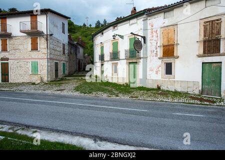 Village abandonné dans la zone centrale de Rewilding des Apennines, Parc national Lazio e Molise, Abruzzo, Italie, juin 2014. Banque D'Images