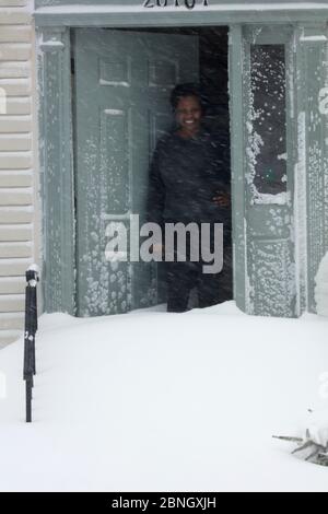 Femme regardant la tempête d'hiver de la batterie Jonas, région de Washington DC, janvier 2016. Cette tempête a eu des vents jusqu'à 75 mph, plus de 30 personnes tuées, jusqu'à 42 pouces Banque D'Images