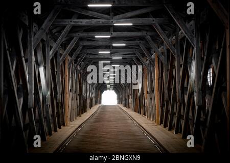 Intérieur de l'Alte Rheinbrücke, ancien pont couvert en bois sur le Rhin, à la frontière entre Vaduz au Liechtenstein et Sevelen en Suisse Banque D'Images