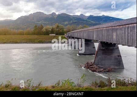 L'Alte Rheinbrücke, un ancien pont couvert en bois au-dessus du Rhin, à la frontière entre Vaduz au Liechtenstein et Sevelen en Suisse Banque D'Images