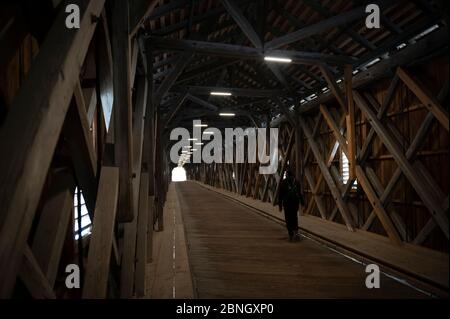 Intérieur de l'Alte Rheinbrücke, ancien pont couvert en bois sur le Rhin, à la frontière entre Vaduz au Liechtenstein et Sevelen en Suisse Banque D'Images