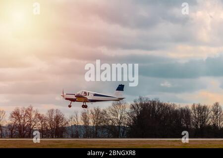 Décollage ultra-léger de la piste d'atterrissage sur les aéroports avec ciel nuageux et soleil. Banque D'Images