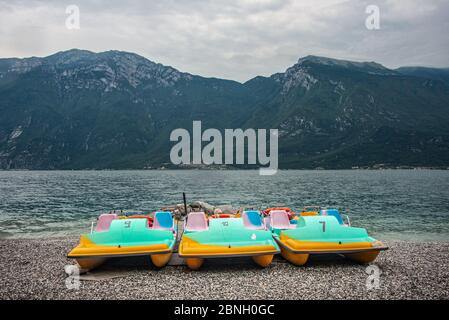 Pluvieux et nuageux août matin dans, Limone sul Garda, Lac de Garde, Italie Banque D'Images