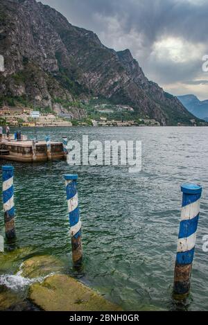 Pluvieux et nuageux août matin dans, Limone sul Garda, Lac de Garde, Italie Banque D'Images