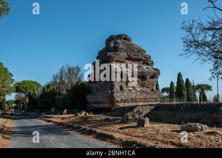 Ruines et pierres tombales le long de la via appia antica près de rome, italie Banque D'Images