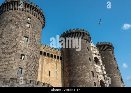 Castel nuovo (italien pour le "nouveau château") à Naples, Italie, par une journée ensoleillée. Également connu sous le nom de Forteresse d'Angevine ou Maschio Angiono. Banque D'Images