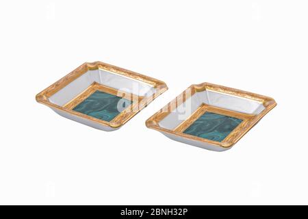 Deux magnifiques cendriers isolés sur fond blanc Banque D'Images