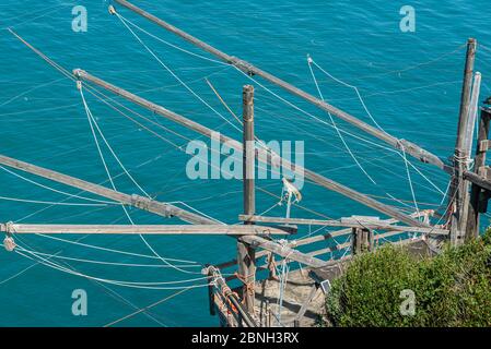 Trabucco, une ancienne méthode de pêche sur la côte Adriatique italienne. Pouilles, Italie Banque D'Images