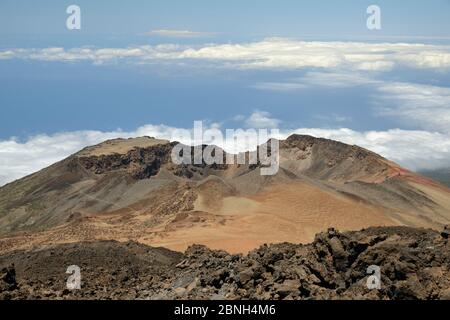 Anciennes coulées et sommet de Volcan Pico Viejo vue depuis le mont Teide, avec masses de dépôts de ponces autour du cratère, Tenerife, mai 2014. Banque D'Images