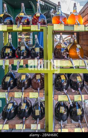 Les clients ont le déjeuner dans un restaurant du célèbre quartier du marché Naschmarkt à Vienne, en Autriche. Le Naschmarkt populaire existe depuis la 16e ce Banque D'Images