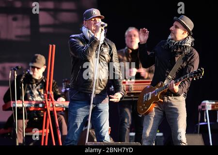 Kai Wingenfelder et Thorsten Wingenfelder de Fury dans l'abattoir vivent au concert de culture automobile sur la Schutzenplatz. Les visiteurs suivent l'apparence de la voiture tout en prenant en compte les règles d'hygiène claires pendant la crise de Corona. Hanovre, le 14 mai 2020 | utilisation dans le monde entier Banque D'Images