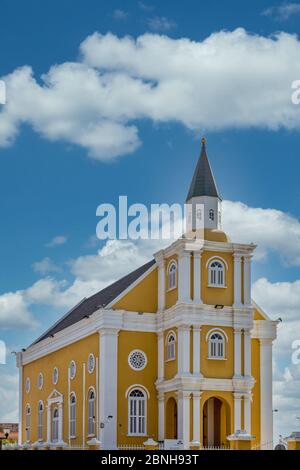 Église jaune et blanche de Curaçao Banque D'Images