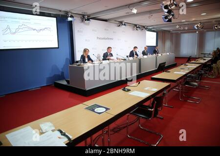 15 mai 2020, Berlin: Susanne Hagenkort-Rieger (l-r), responsable du groupe "Prix", Albert Braakmann, responsable de l'unité "comptes nationaux, Prix", Florian Burg, attaché de presse, Peter Schmidt, responsable de l'unité "entreprise, bénéfices, transport", Et Torsten Blumöhr, chef du groupe "Commerce extérieur", participent à une conférence de presse vidéo de l'Office fédéral de la statistique au Centre fédéral de conférence de presse. La conférence de presse présentera les premiers résultats préliminaires du produit intérieur brut au premier trimestre de 2020 ainsi que d'autres résultats actuels sur la situation économique globale Banque D'Images