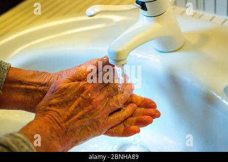 Se laver les mains dans la salle de bains Banque D'Images