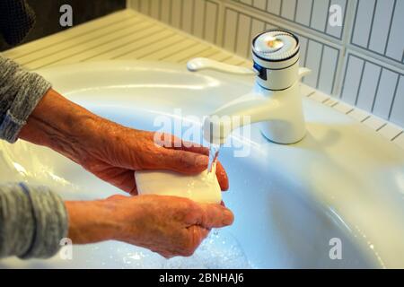 Lavage des mains avec du savon Banque D'Images