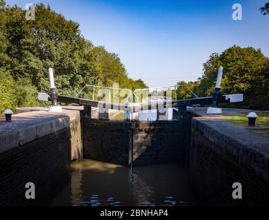 Vue sur l'écluse du canal le jour de l'été Banque D'Images