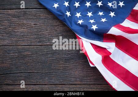 Drapeau américain agitant modèle sur fond de bois dans la table vue sur le dessus, rouge bleu blanc bande concept pour les Etats-Unis le 4 juillet jour de l'indépendance, symbole de patriote Banque D'Images