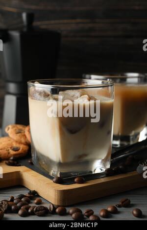 Composition avec café glacé et biscuits sur fond de bois Banque D'Images