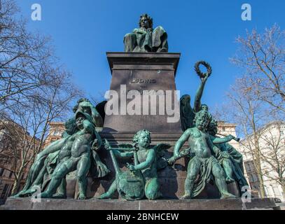 Sculpture de Ludwig van Beethoven à Vienne. Ci-dessous se trouve une ancienne déesse avec une couronne de laurier en main Banque D'Images