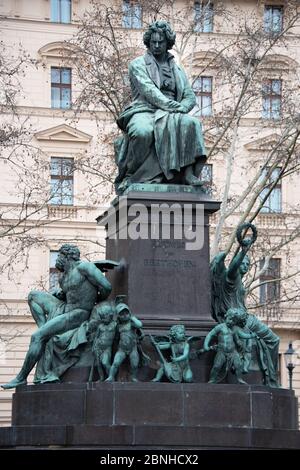 Sculpture de Ludwig van Beethoven à Vienne. Ci-dessous se trouve une ancienne déesse avec une couronne de laurier en main Banque D'Images