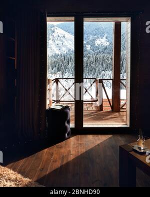 Salon confortable dans la maison en bois avec terrasse dans les montagnes Banque D'Images