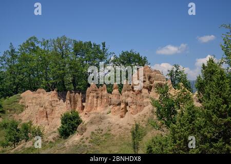 Fortement érodé tours de molasse altérée conglomérat / sur une crête de montagne, près de Miljevina, Foca, Bosnie-et-Herzégovine, juillet 2014. Banque D'Images