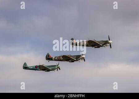 Trois Spitfires font un passage d'affichage pendant un spectacle aérien Banque D'Images