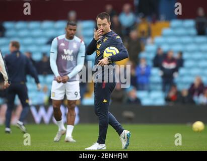 John Terry, entraîneur-chef adjoint d'Aston Villa, réchauffe les joueurs avant le match de la Premier League à Villa Park, Birmingham. Banque D'Images