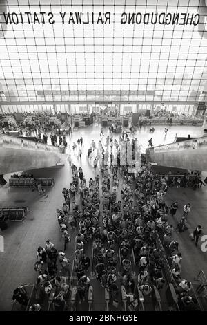 Chengdu, Chine - 01 octobre 2017 : les gens font la queue dans le bâtiment moderne de la gare de Chengdu. Banque D'Images