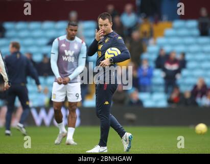 John Terry, entraîneur-chef adjoint d'Aston Villa, réchauffe les joueurs avant le match de la Premier League à Villa Park, Birmingham. Banque D'Images