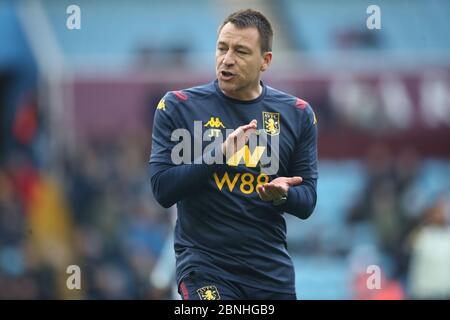 John Terry, entraîneur-chef adjoint d'Aston Villa, réchauffe les joueurs avant le match de la Premier League à Villa Park, Birmingham. Banque D'Images