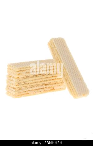 Bâtonnets de wafers à la crème vanille isolés sur fond blanc Banque D'Images