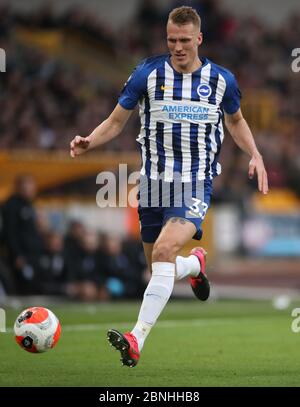 Brighton et le Dan Burn de Hove Albion lors du match de la Premier League à Molineux, Wolverhampton. Banque D'Images