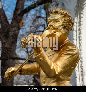 Statue en bronze plaqué or de Johann Strauss jouant du violon à Stadtpark, City Park à Vienne, Autriche, le 15 juillet 2018. Strauss était compositeur autrichien Banque D'Images