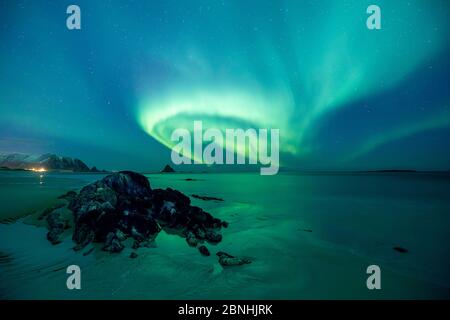 Northern Lights montrant au-dessus de plage près de Bleiksoya Bird Island près de Andenes, île Andoya, Nord de l'océan Atlantique, de la Norvège, janvier 2016 Banque D'Images