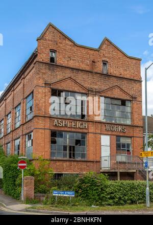 Ashleigh travaille dans un bâtiment abandonné au centre-ville de Redditch, dans le Worcestershire, en Angleterre. Banque D'Images