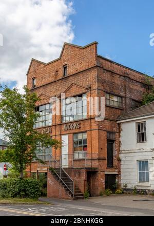 Ashleigh travaille dans un bâtiment abandonné au centre-ville de Redditch, dans le Worcestershire, en Angleterre. Banque D'Images