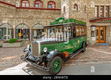 Suvretta House Hotel Ford Vintage bus devant l'hôtel Badrutts Palace, St.Moritz, Grisons, Suisse Banque D'Images