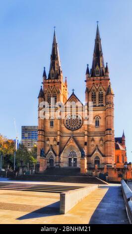 Bâtiment historique de l'ancienne cathédrale gothique de la ville de Sydney au lever du soleil, contre un ciel bleu en carreaux de grès avec de hautes tours. Banque D'Images