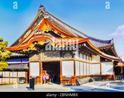 Palais et château historiques de Nijo dans la ville de Kyoto au Japon - porte japonaise traditionnelle, entrée et toit avec décoration par une journée ensoleillée. Banque D'Images