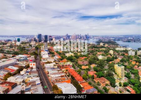 Les corneilles nichent la banlieue résidentielle sur la Basse-Côte-Nord de Sydney en vue aérienne vers le centre-ville et le port. Banque D'Images