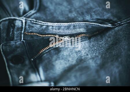 La mouche est ouverte sur un Jean noir tendance en tissu épais. Style jeune. Banque D'Images