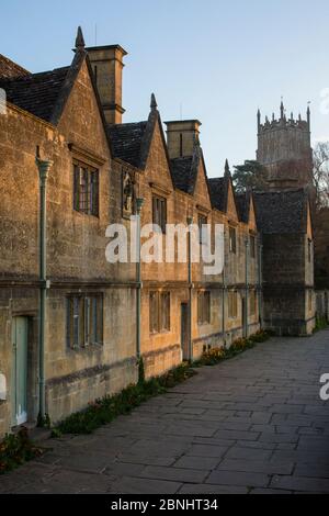 Almshres et église Saint-Jacques à Chipping Campden, Gloucestershire, Royaume-Uni. Avril 2015. Banque D'Images