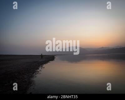 Un coucher de soleil à Dahab Egypte au lagon Banque D'Images