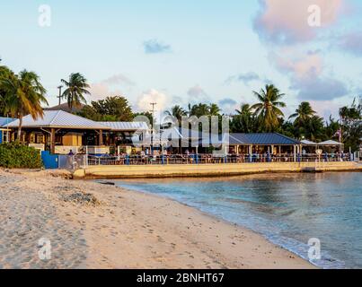 Pageant Beach et le restaurant Wharf, George Town, Grand Cayman, Iles Caïmans Banque D'Images