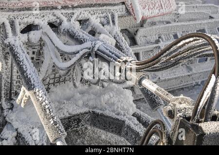 Gros plan des tuyaux hydrauliques gelés d'une machine Ratrack sur la route haute-alpine en Autriche Banque D'Images