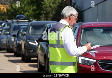 Les personnes qui se trouvent dans les voitures arrivent pour le créneau horaire qui leur est attribué au Centre de recyclage des déchets ménagers d'Ashford, dans le Kent, alors que les centres de recyclage de tout le comté rouvrent après l'introduction de mesures visant à mettre le pays hors de son confinement. Banque D'Images