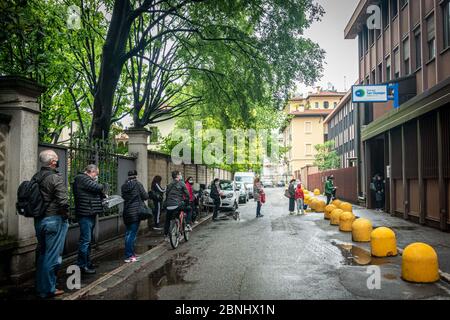 Milan - tests sérologiques COVID-19 pour les individus. Hôpital San Giuseppe Multimedica, via San Vittore. Les gens qui font la queue pour le test sérologique (Marco Passaro/Fotogramma, Milan - 2020-05-15) p.s. la foto e' utilizzabile nel rispetto del contenesto in cui e' stata scattata, e senza intento diffamatorio del decoro delle persone rappresentate Banque D'Images