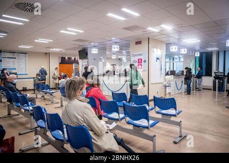 Milan - tests sérologiques COVID-19 pour les individus. Hôpital San Giuseppe Multimedica, via San Vittore. Salle d'attente pour les retraits, signes de distanciation sociale (Marco Passaro/Fotogramma, Milan - 2020-05-15) p.s. la foto e' utilizzabile nel rispetto del contenesto in cui e' stata scattata, e senza intento diffamatorio del decoro delle persone rappresentate Banque D'Images